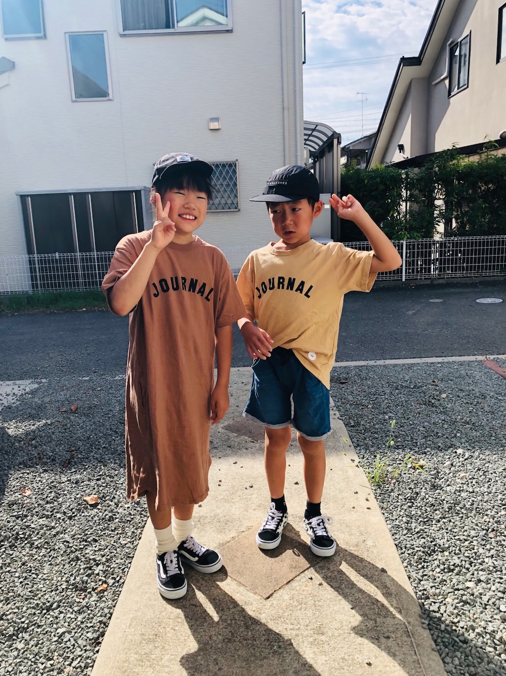 ブラック系のスニーカー、ブラック系のスニーカー、ブルー系のその他パンツを着用したキッズの秋コーディネートの1枚目の写真