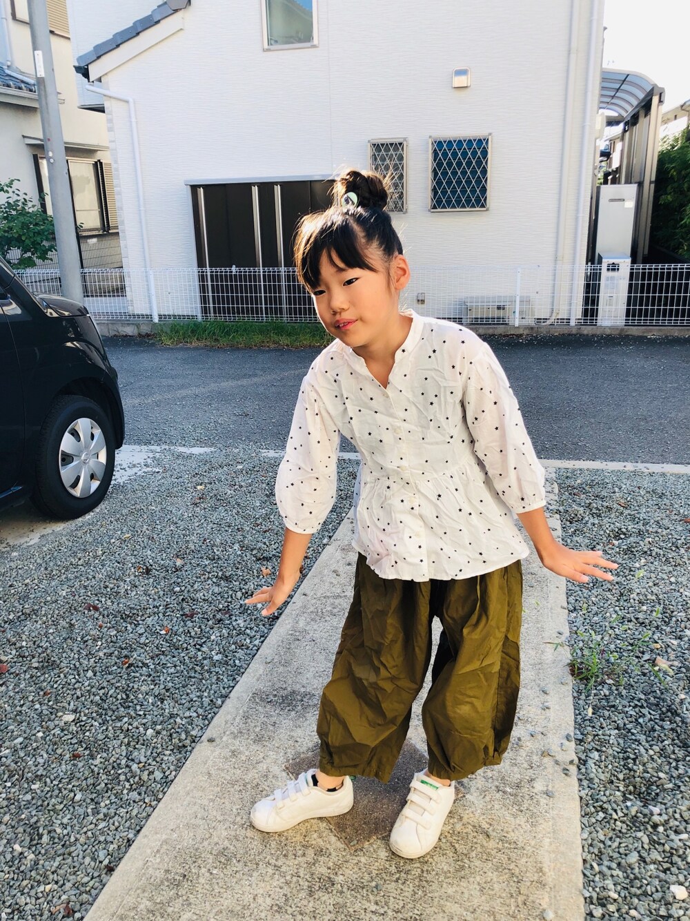 ホワイト系のシャツ/ブラウス、グリーン系のその他パンツ、グリーン系のスニーカーを着用したキッズの秋コーディネートの1枚目の写真