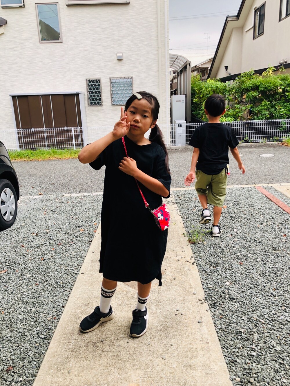 「むすめ服、通学すたいる、黒ワンピ、習字の日、はるるちゃんmade、みゅーなちゃんmade」｜「BRANSHESのビッグシルエット半袖ワンピース（ワンピース、ブラック系）」を使った、emi_mitoさん（キッズ・129cm）の秋コーディネートの1枚目の写真