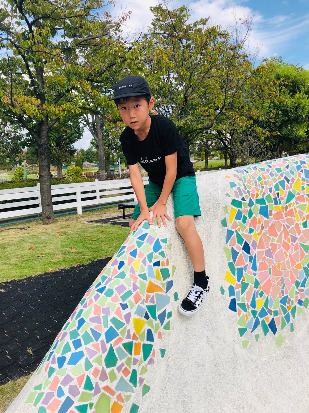 グリーン系のその他パンツ、ブラック系のスニーカー、ブラック系のワンピースを着用したキッズの秋コーディネートの1枚目の写真