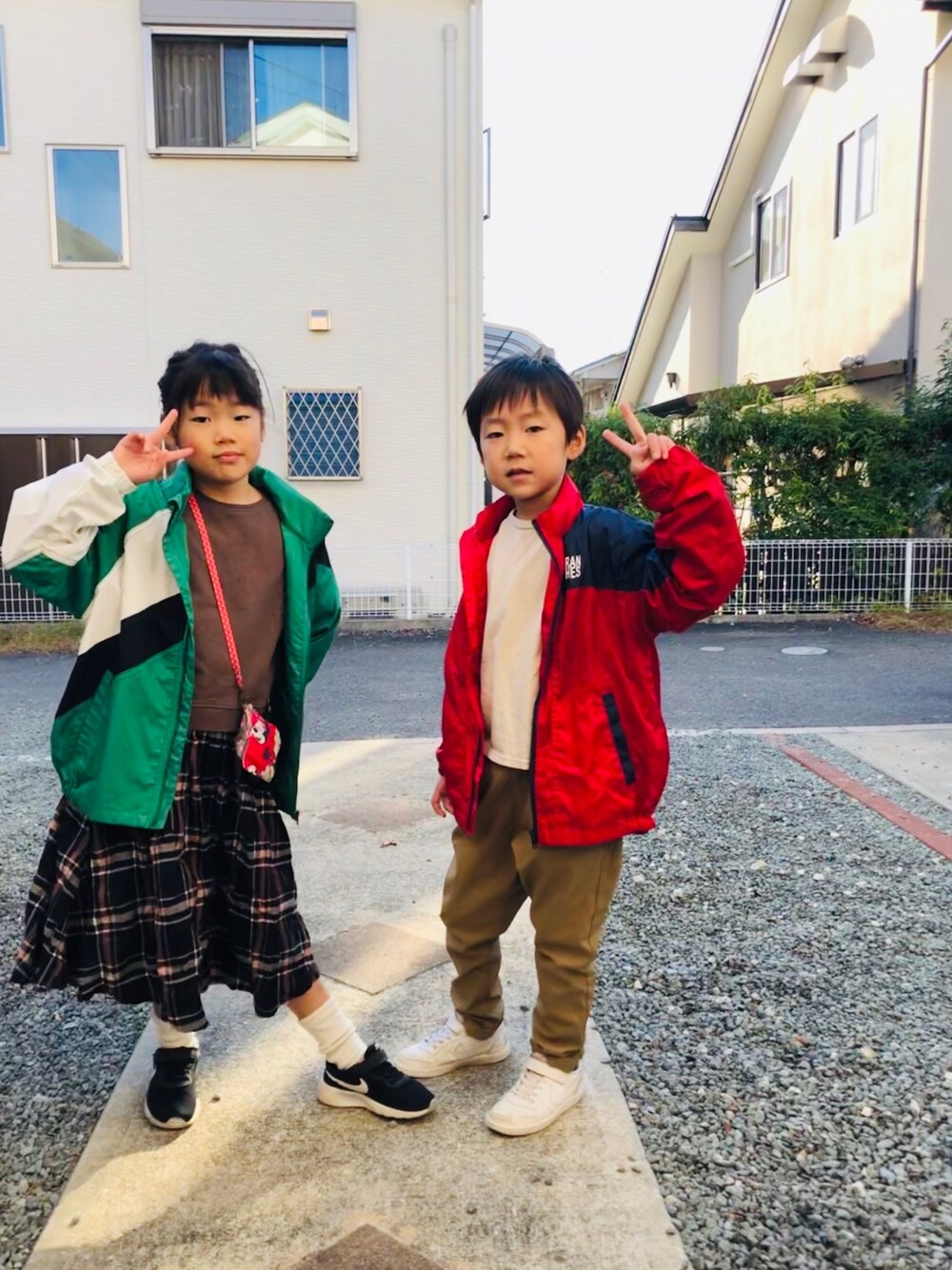 「姉と弟、はるるちゃんmade、通学すたいる、むすこーで、むすめ服、2019秋チェッカーず」｜「devirockのワイドショート丈スウェット長袖トレーナー（スウェット、ブラウン系）」を使った、emi_mitoさん（キッズ・129cm）の秋コーディネートの1枚目の写真