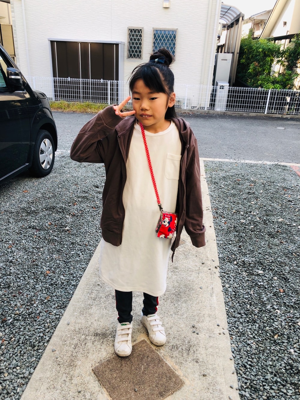 ホワイト系のワンピース、グレー系のその他パンツ、ブラウン系のパーカーを着用したキッズの秋コーディネートの1枚目の写真