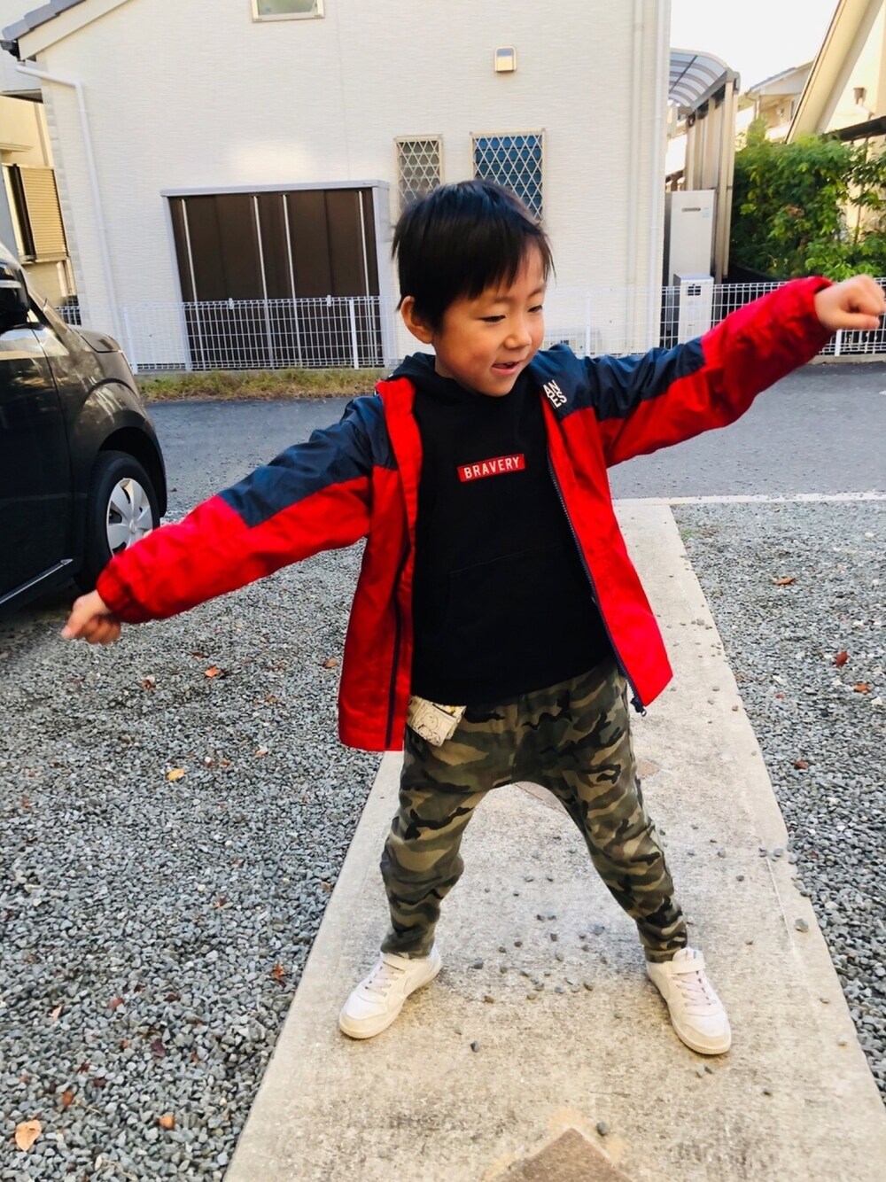 ブラック系のパーカー、その他のその他パンツ、ホワイト系のスニーカーを着用したキッズの秋コーディネートの1枚目の写真