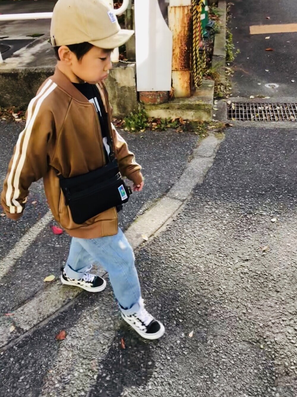 「むすこーで、おとこのこ、休日スタイル、映画、オースク」｜「BRANSHESのロゴプリントビッグシルエットトレーナー（スウェット、ブラック系）」を使った、emi_mitoさん（キッズ・125cm）の冬コーディネートの1枚目の写真