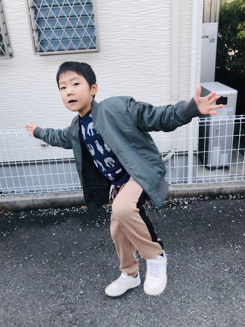 ブルー系のスウェット、ベージュ系のその他パンツ、グリーン系のスニーカーを着用したキッズの冬コーディネートの1枚目の写真