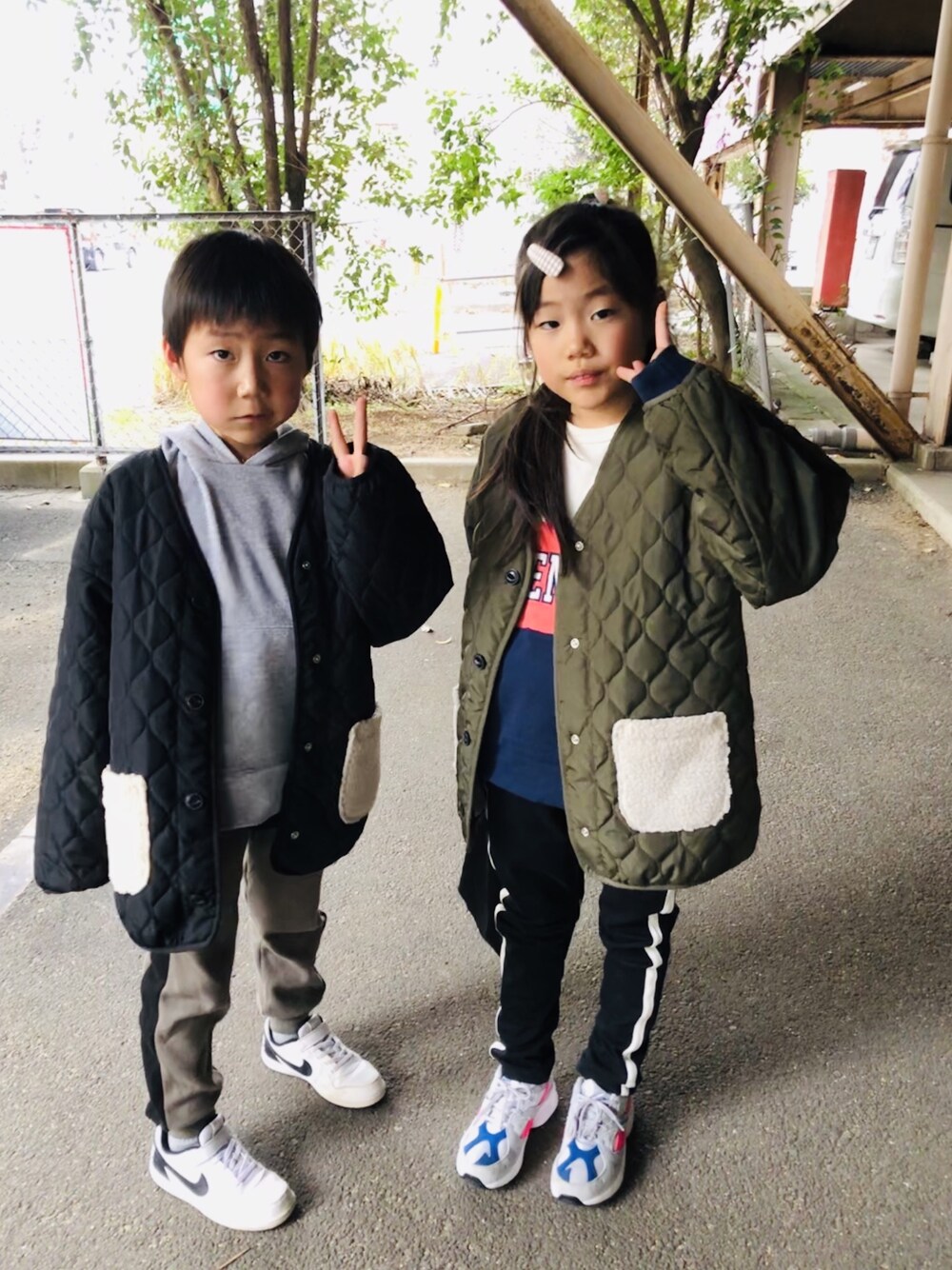 グレー系のパーカー、グリーン系のその他パンツ、ホワイト系のスニーカーを着用したキッズの冬コーディネートの1枚目の写真