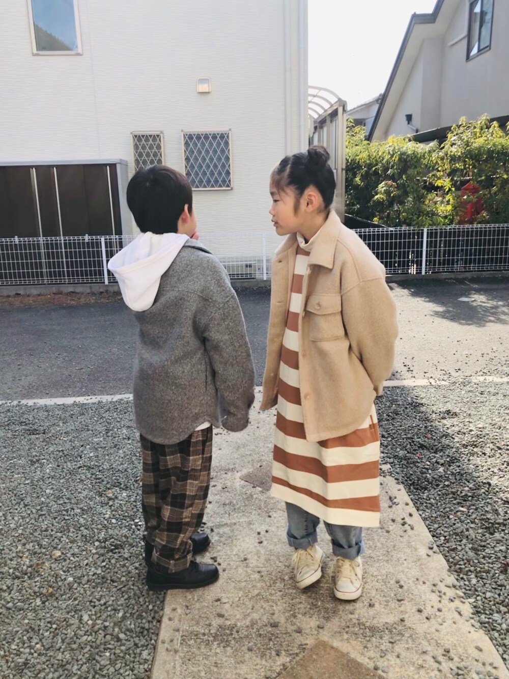 グレー系のその他アウター、その他のパーカー、グレー系のその他パンツを着用したキッズの冬コーディネートの1枚目の写真