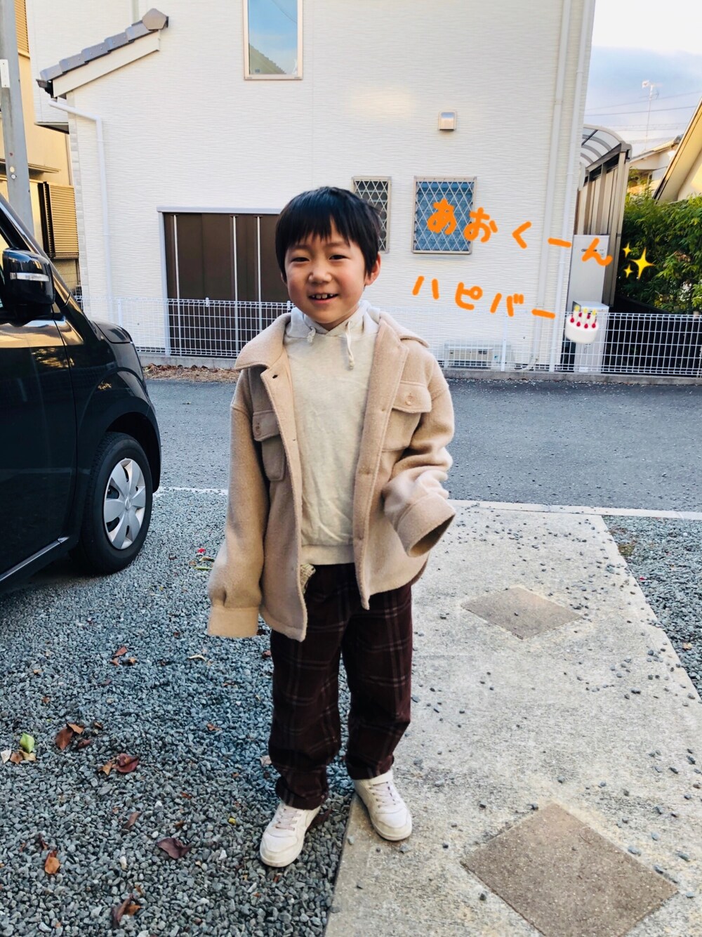 ベージュ系のその他アウター、ブラウン系のその他パンツ、ブルー系のデニムパンツを着用したキッズの冬コーディネートの1枚目の写真