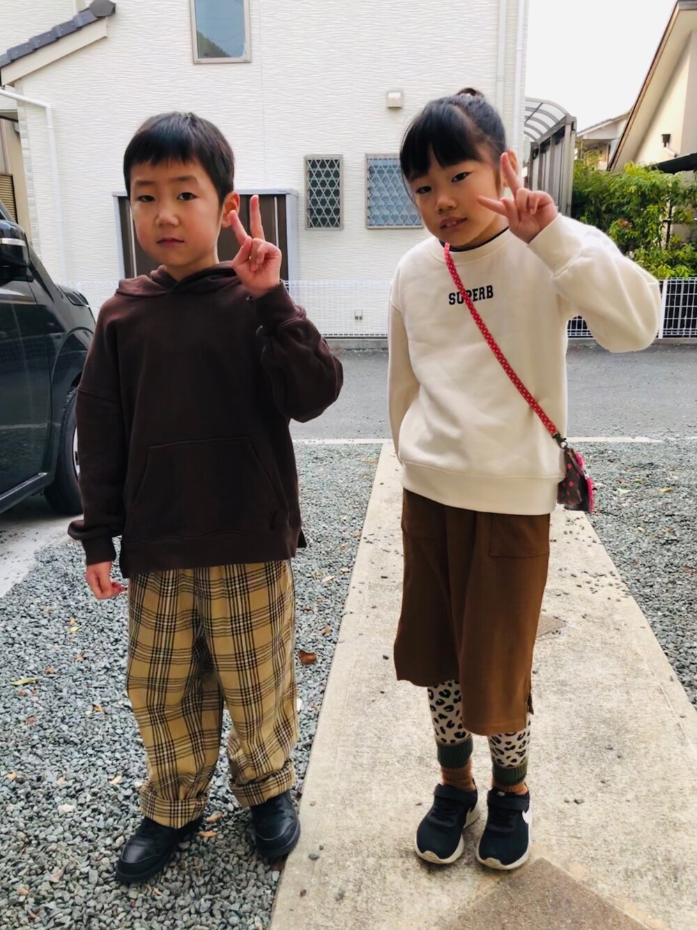 「ブラウン色に染まれ、姉と弟、むすこーで、むすめ服、チェック男子、レオパード、monmimi」｜「devirockのスウェットワイドシルエット長袖プルパーカー（パーカー、ブラウン系）」を使った、emi_mitoさん（キッズ・130cm）の冬コーディネートの1枚目の写真