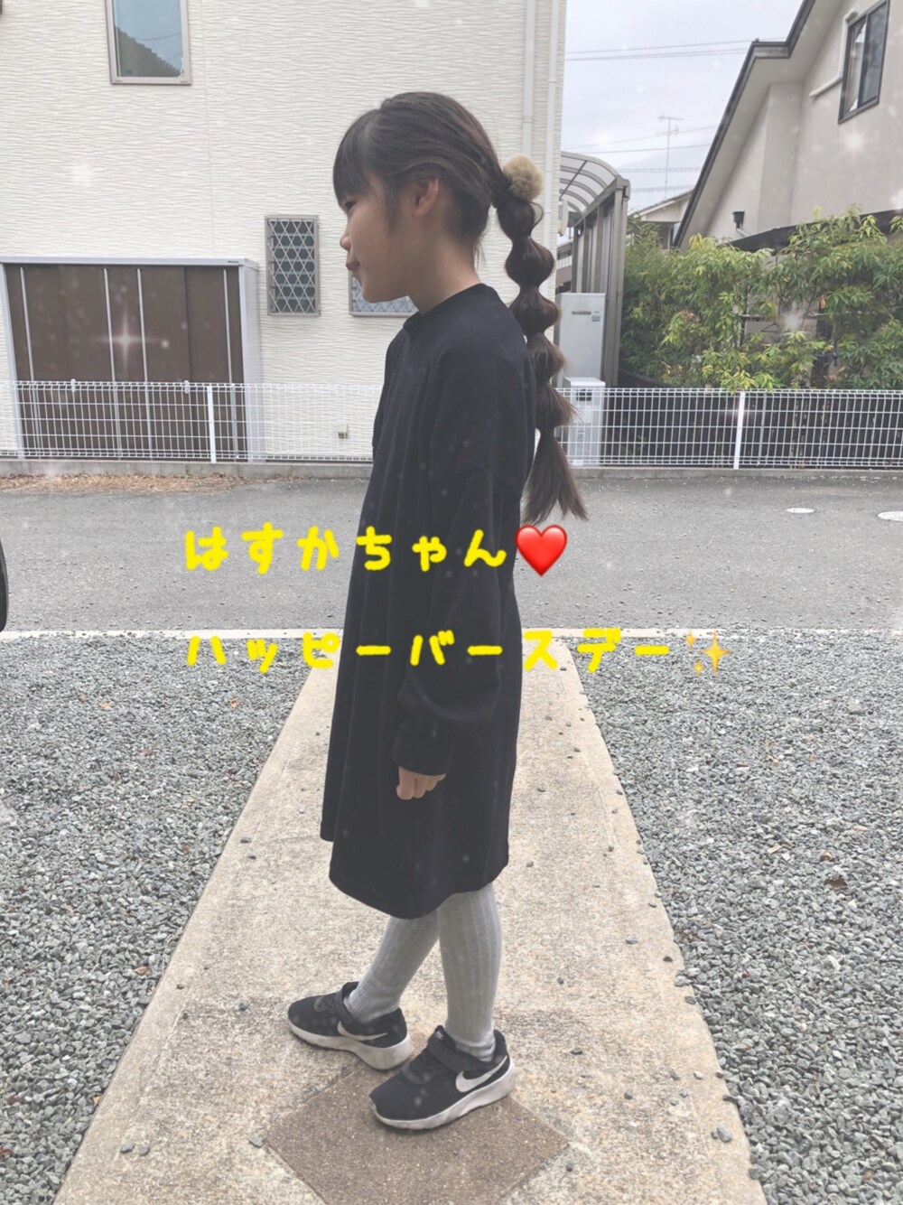 ブラック系のワンピース、ブラック系のスニーカー、グレー系のタイツ/ストッキングを着用したキッズの春コーディネートの1枚目の写真