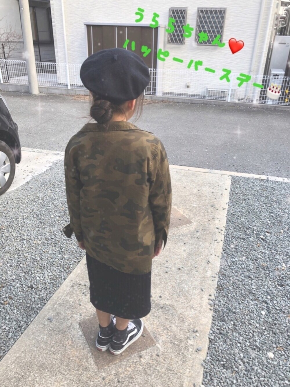 グリーン系のシャツ/ブラウス、ブラック系のスカート、ブラック系のスニーカーを着用したキッズの春コーディネートの1枚目の写真