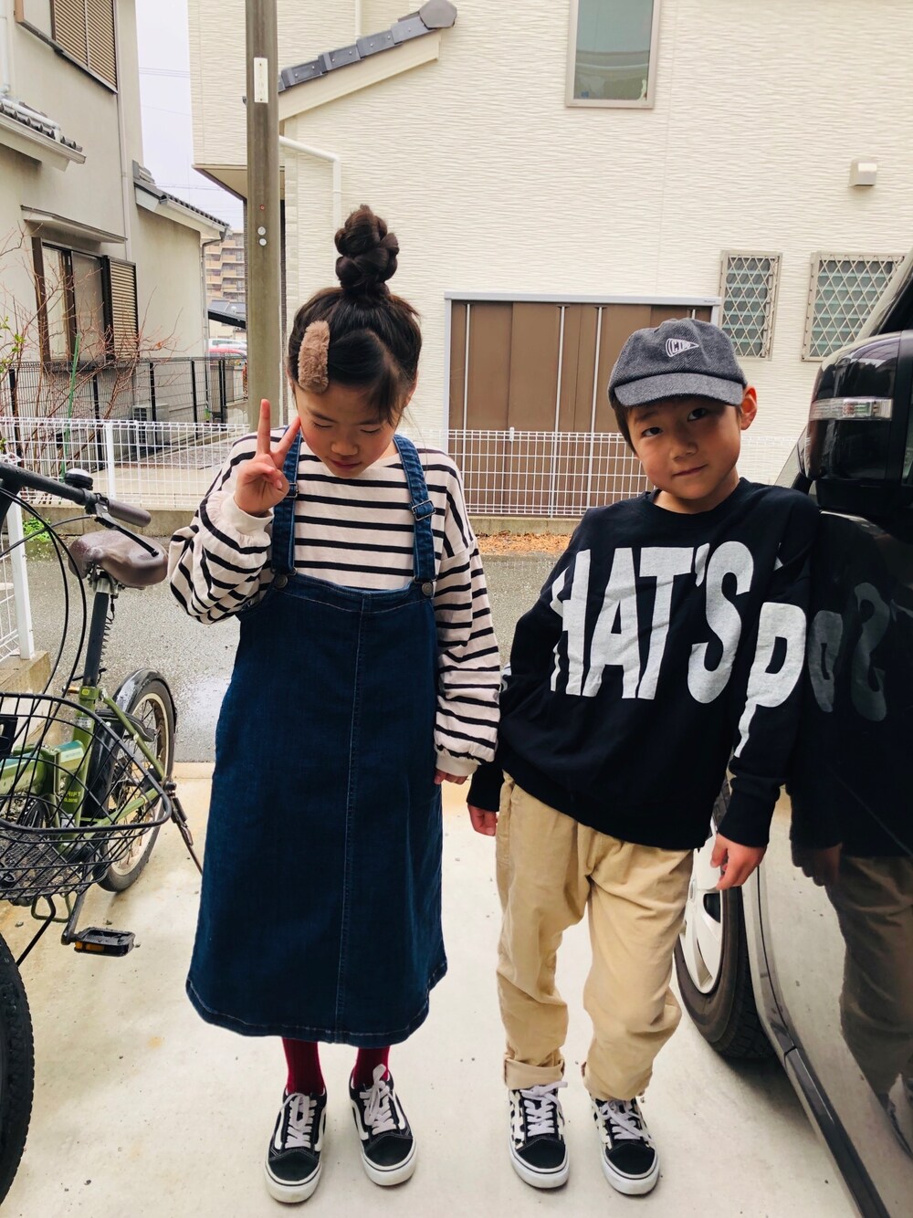 ホワイト系のTシャツ/カットソー、ブルー系のスカート、ブラック系のスニーカーを着用したキッズの春コーディネートの1枚目の写真