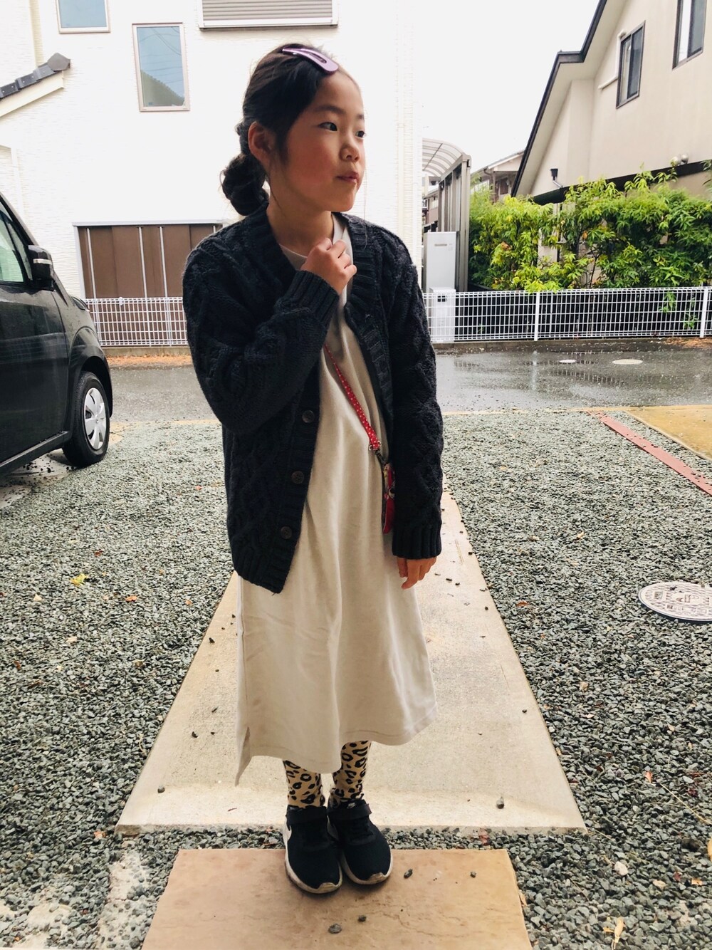 グレー系のワンピース、ブラック系のスニーカー、ベージュ系のレギンス/スパッツを着用したキッズの春コーディネートの1枚目の写真