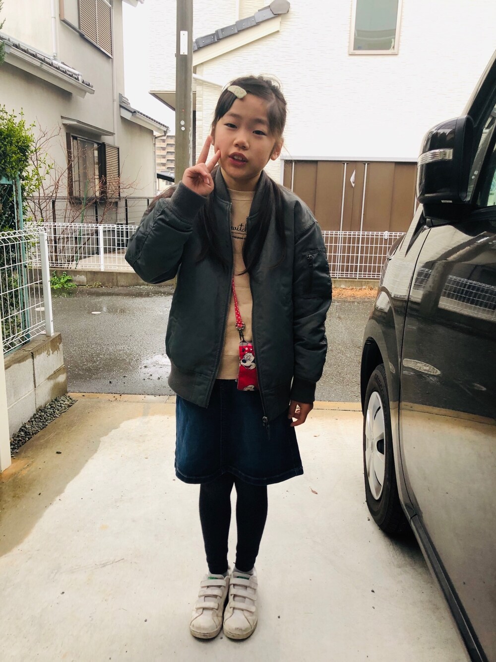 ベージュ系のスウェット、グリーン系のスニーカー、ブラック系のレギンス/スパッツを着用したキッズの春コーディネートの1枚目の写真