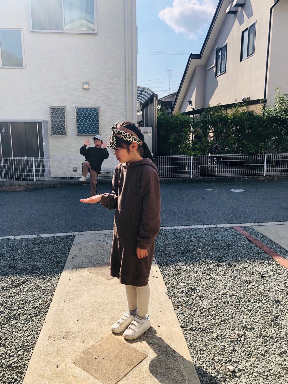 ブラウン系のパーカー、ベージュ系のその他パンツ、ホワイト系のスニーカーを着用したキッズの春コーディネートの1枚目の写真