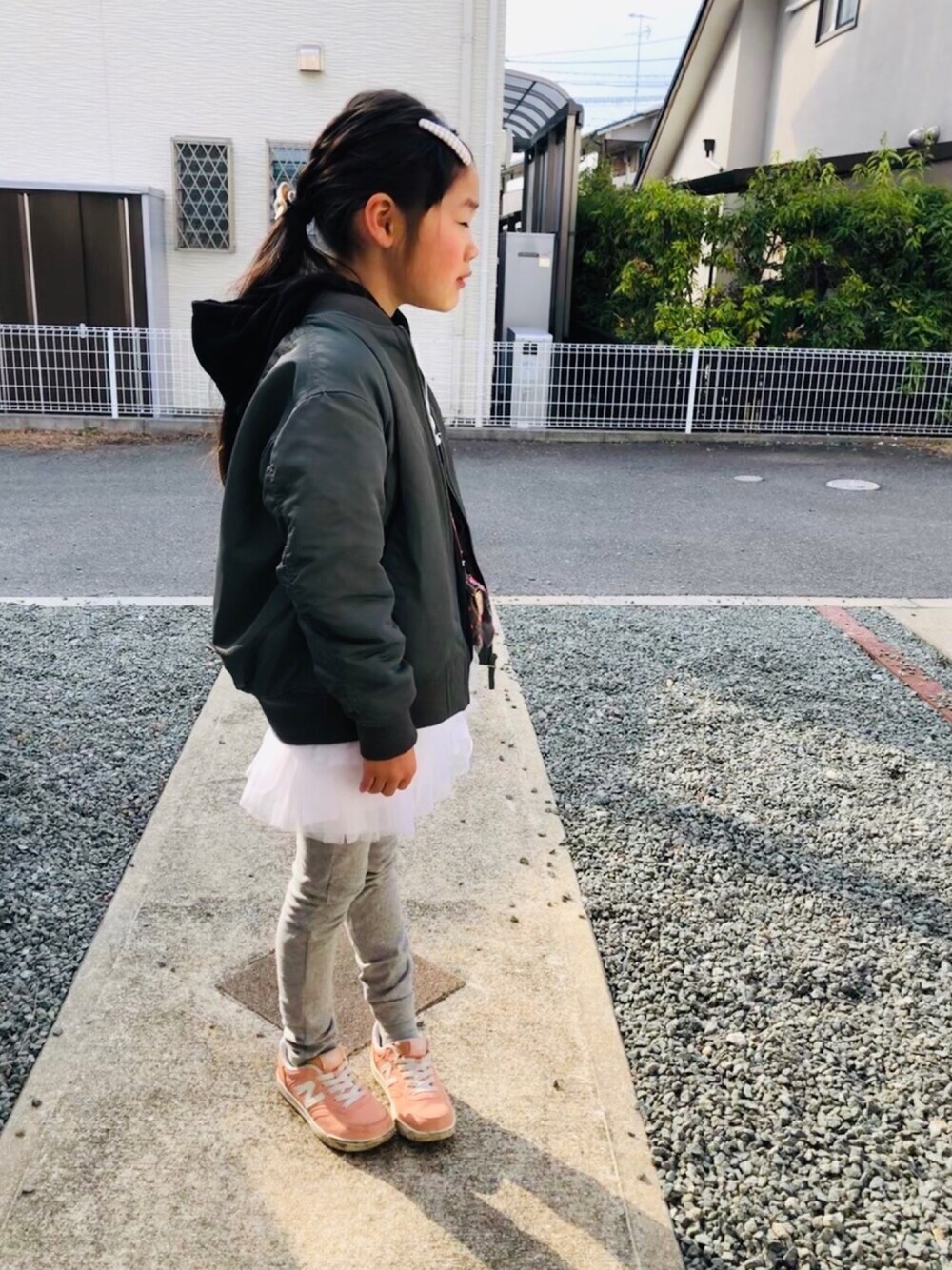 ホワイト系のスカート、ピンク系のスニーカー、その他のその他を着用したキッズの春コーディネートの1枚目の写真