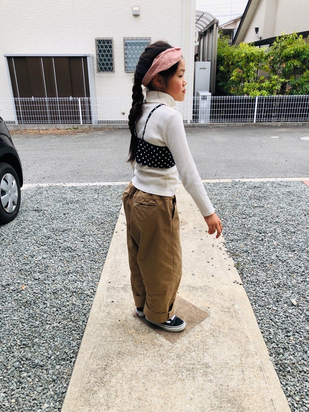 ホワイト系のTシャツ/カットソー、ベージュ系のその他パンツ、ブラック系のトップスを着用したキッズの春コーディネートの1枚目の写真