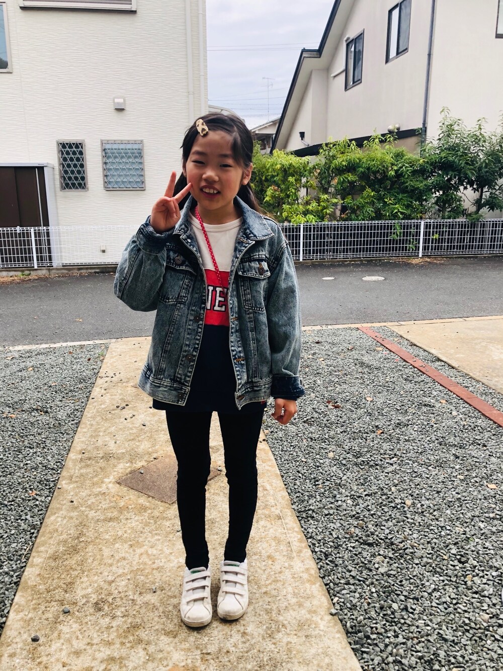 ブルー系のスウェット、ブラック系のその他パンツ、グリーン系のスニーカーを着用したキッズの春コーディネートの1枚目の写真