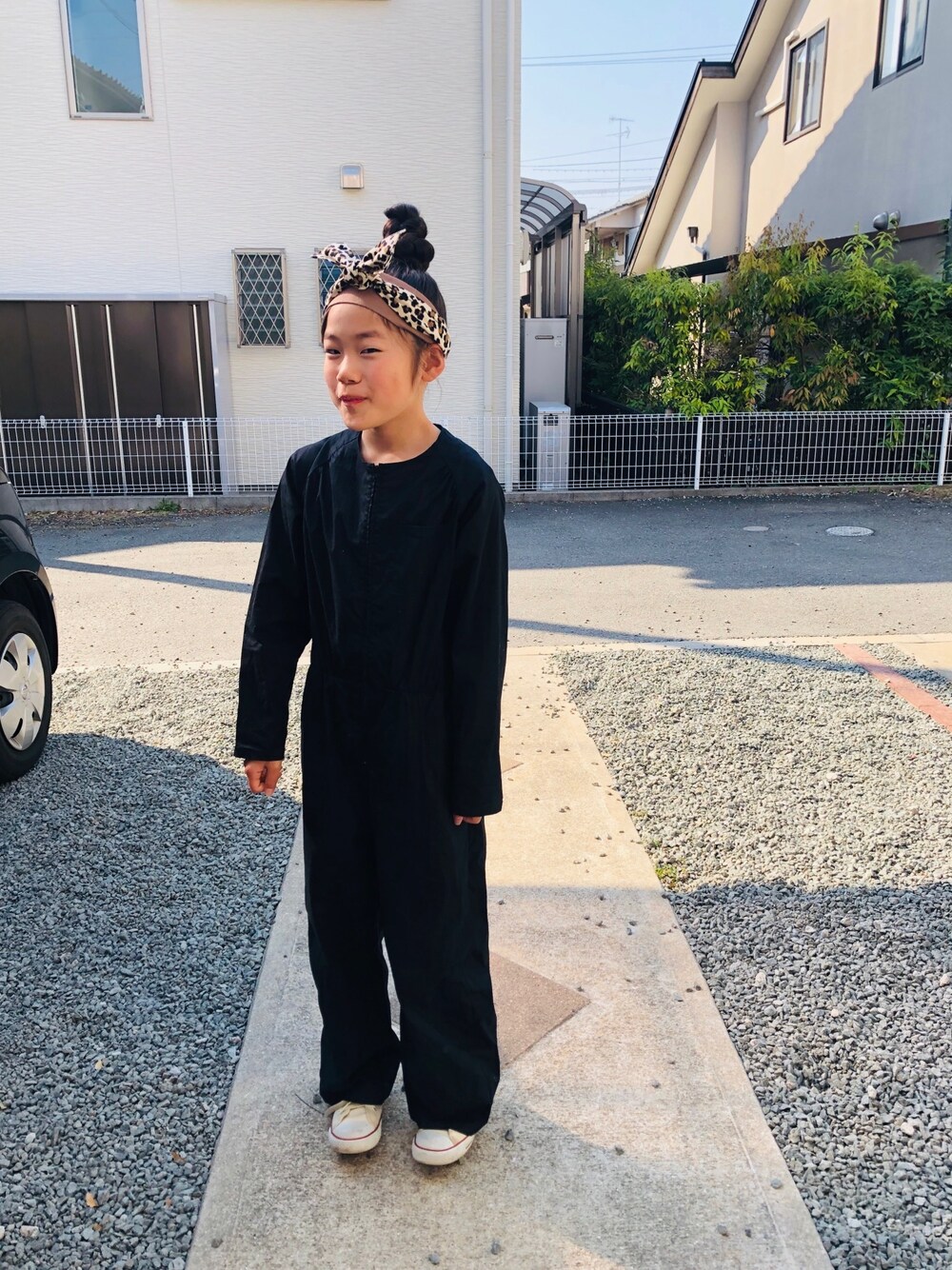 ブラック系のつなぎ/オールインワン、ホワイト系のスニーカー、ベージュ系のワンピースを着用したキッズの春コーディネートの1枚目の写真