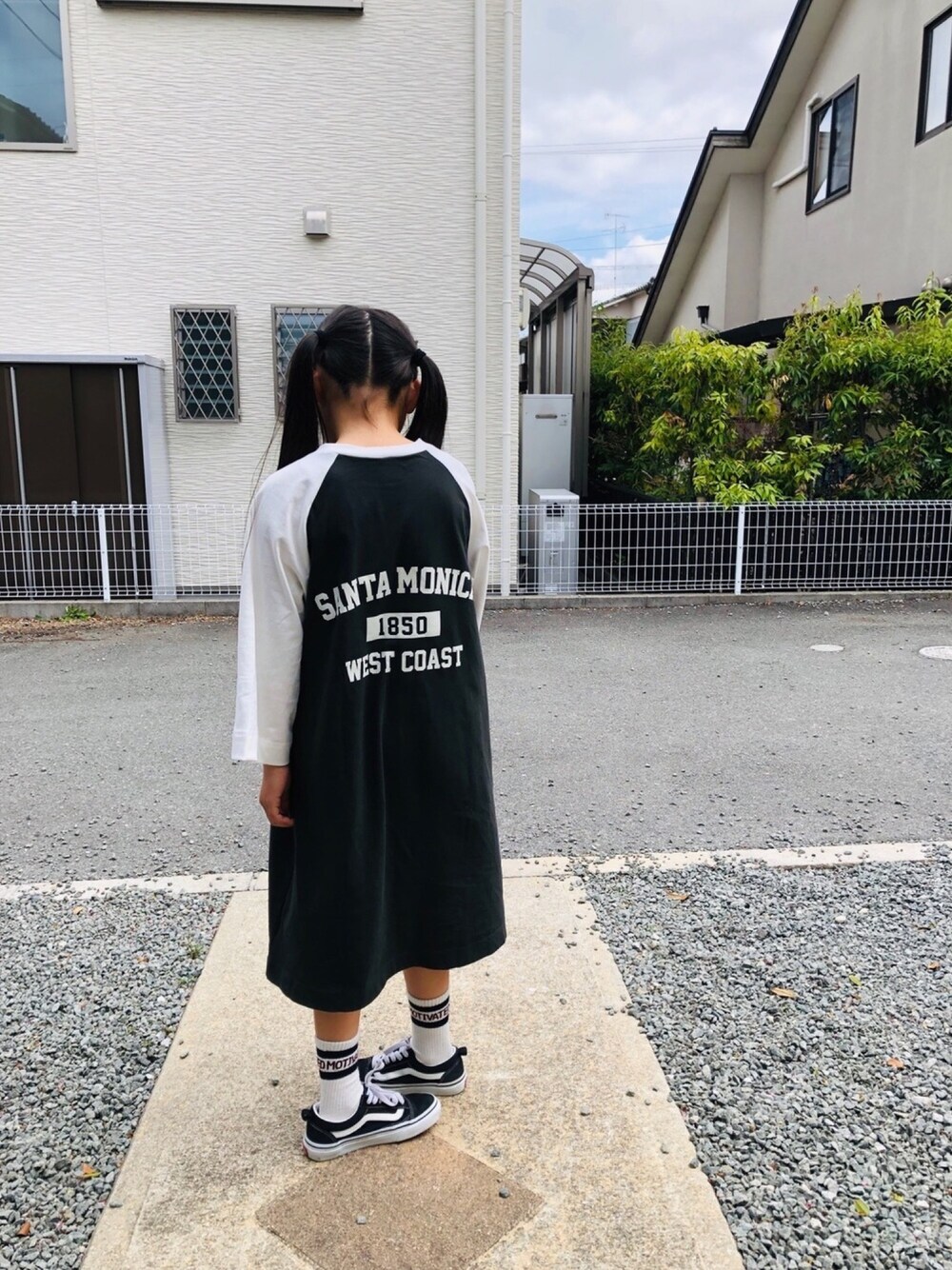 ホワイト系のワンピース、ブラック系のスニーカー、ホワイト系のワンピースを着用したキッズの春コーディネートの1枚目の写真