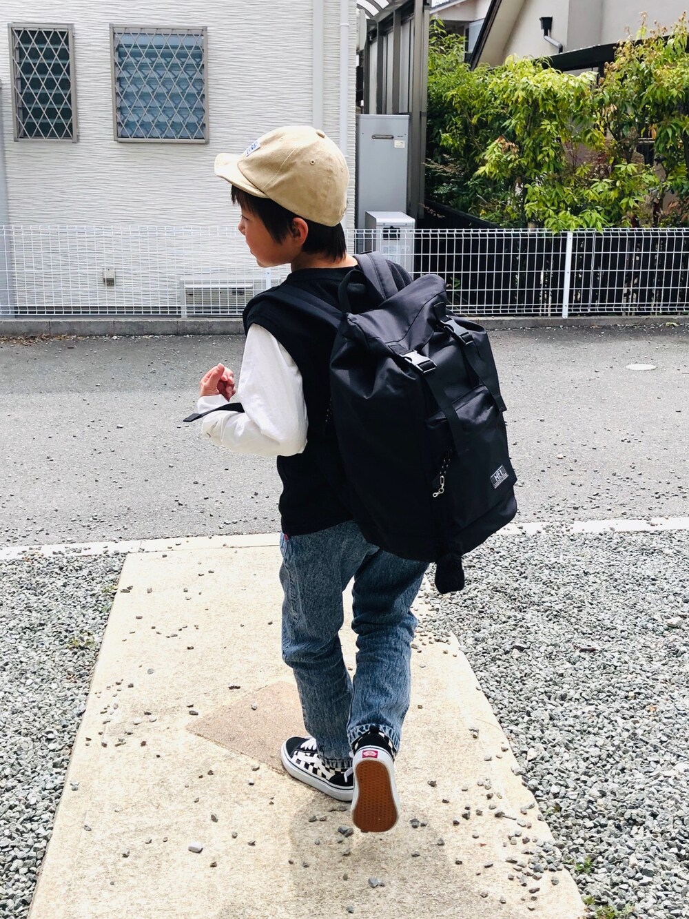 ブラック系のTシャツ/カットソー、ブルー系のデニムパンツ、ブラック系のスニーカーを着用したキッズの春コーディネートの1枚目の写真