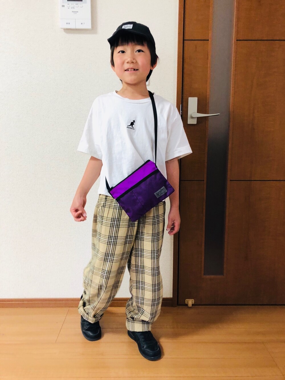 ホワイト系のTシャツ/カットソー、ブラック系のスニーカー、ベージュ系のその他パンツを着用したキッズの春コーディネートの1枚目の写真