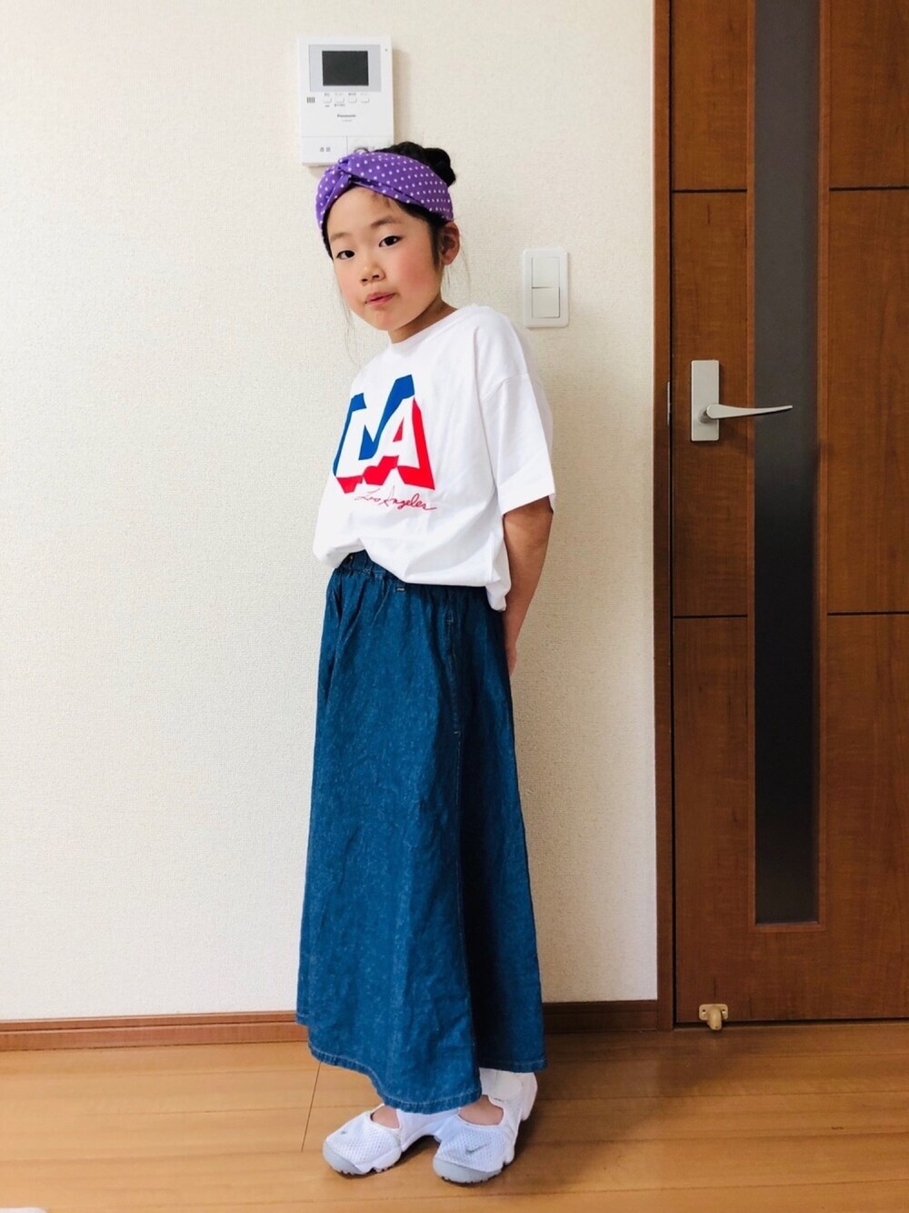 ホワイト系のTシャツ/カットソー、ホワイト系のスニーカー、ブルー系のスカートを着用したキッズの春コーディネートの1枚目の写真