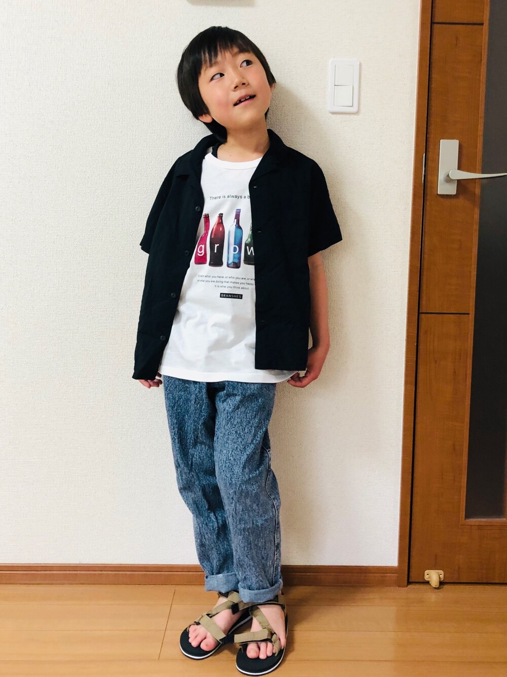 その他のTシャツ/カットソー、ブラック系のシャツ/ブラウス、ブルー系のデニムパンツを着用したキッズの春コーディネートの1枚目の写真