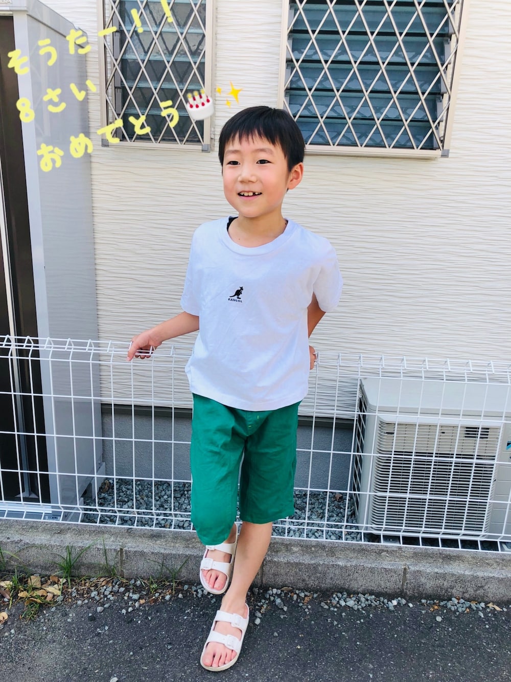 ホワイト系のTシャツ/カットソー、グリーン系のその他パンツ、ホワイト系のサンダルを着用したキッズの夏コーディネートの1枚目の写真