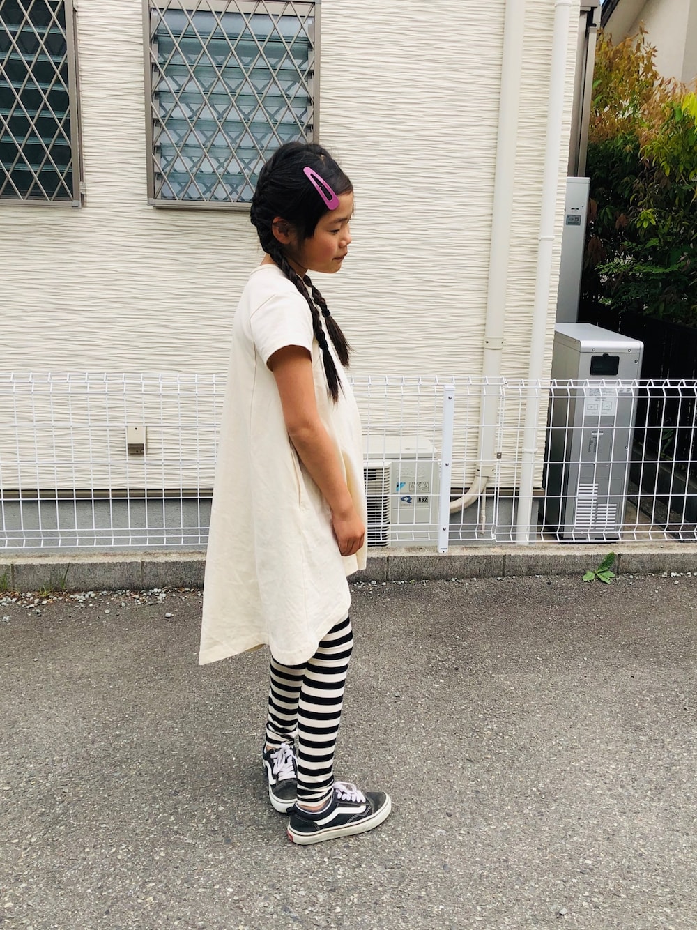 ホワイト系のワンピース、ブラック系のスニーカー、ブラック系のレギンス/スパッツを着用したキッズの夏コーディネートの1枚目の写真
