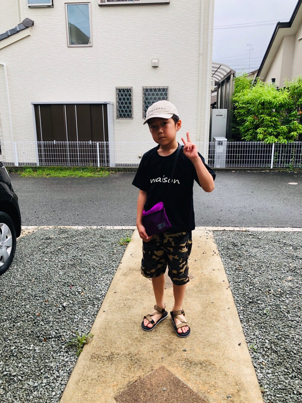 ブラック系のTシャツ/カットソー、グリーン系のその他パンツ、パープル系のショルダーバッグを着用したキッズの夏コーディネートの1枚目の写真