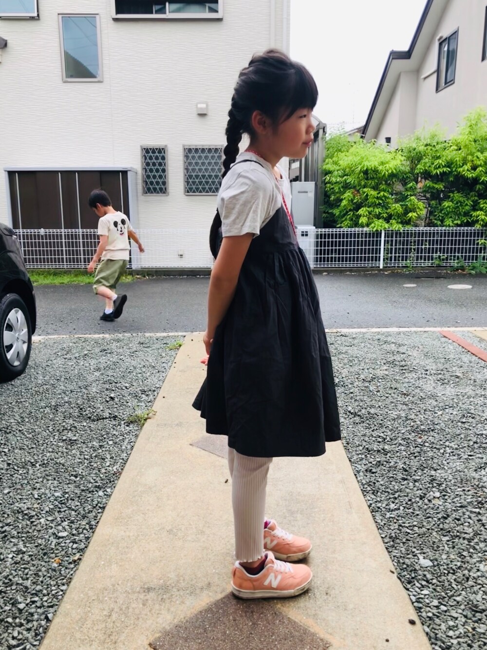 ピンク系のスニーカー、ホワイト系のTシャツ/カットソー、ブラック系のスニーカーを着用したキッズの夏コーディネートの1枚目の写真