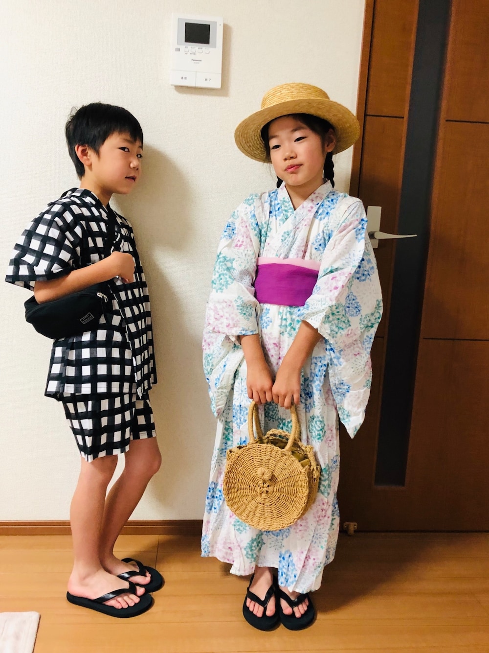 ブラック系のボディバッグ/ウエストポーチ、ブラック系のサンダル、ブラック系のサンダルを着用したキッズの夏コーディネートの1枚目の写真