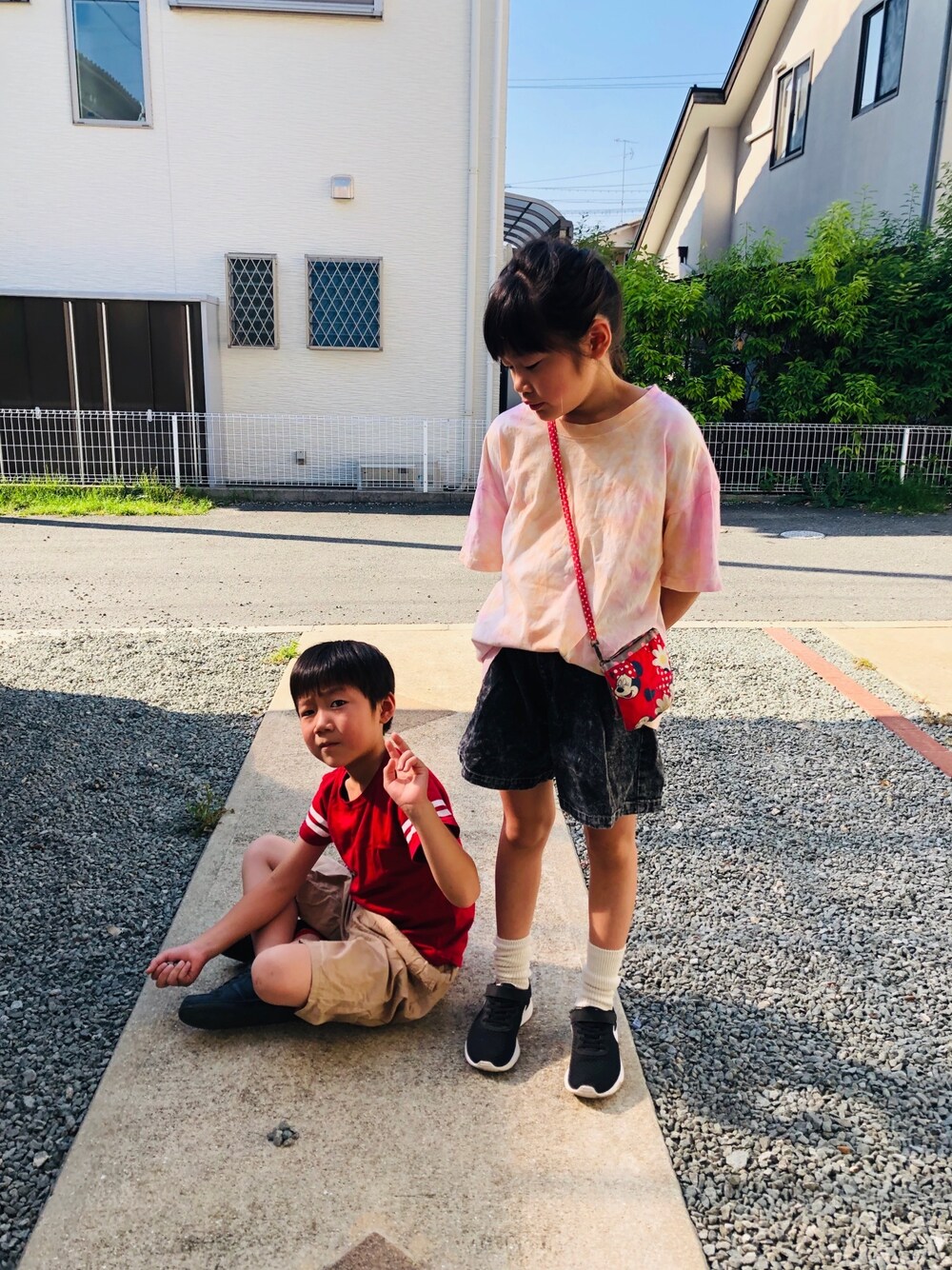 ピンク系のTシャツ/カットソー、ブラック系のデニムパンツ、ブラック系のスニーカーを着用したキッズの夏コーディネートの1枚目の写真