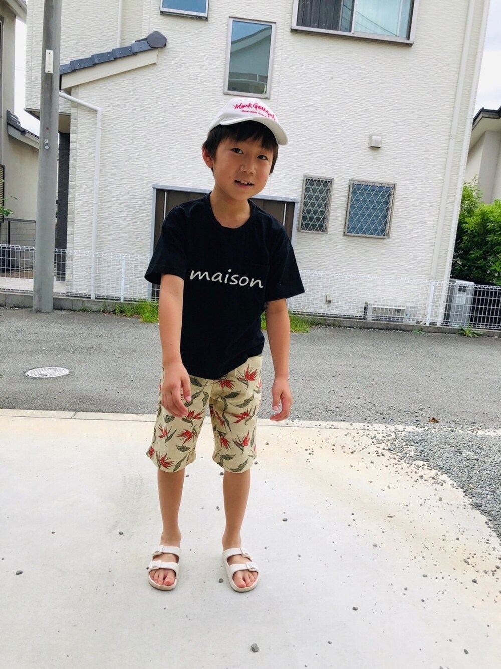 ブラック系のTシャツ/カットソー、ホワイト系のその他パンツ、ホワイト系のサンダルを着用したキッズの夏コーディネートの1枚目の写真
