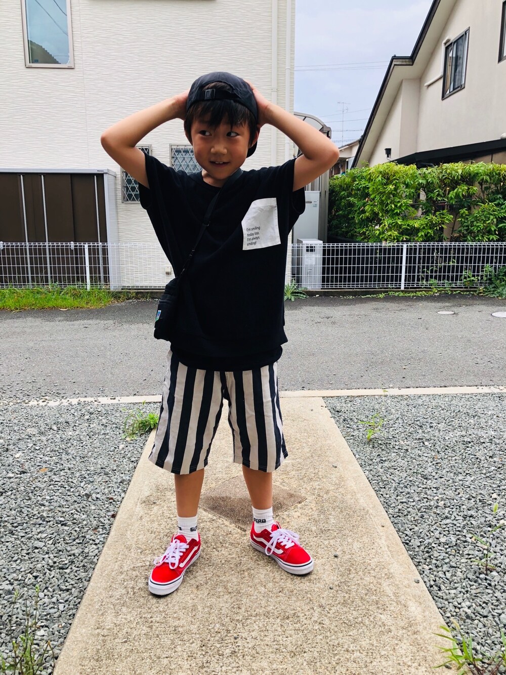 ブラック系のその他パンツ、レッド系のスニーカー、ブラック系のタンクトップを着用したキッズの夏コーディネートの1枚目の写真