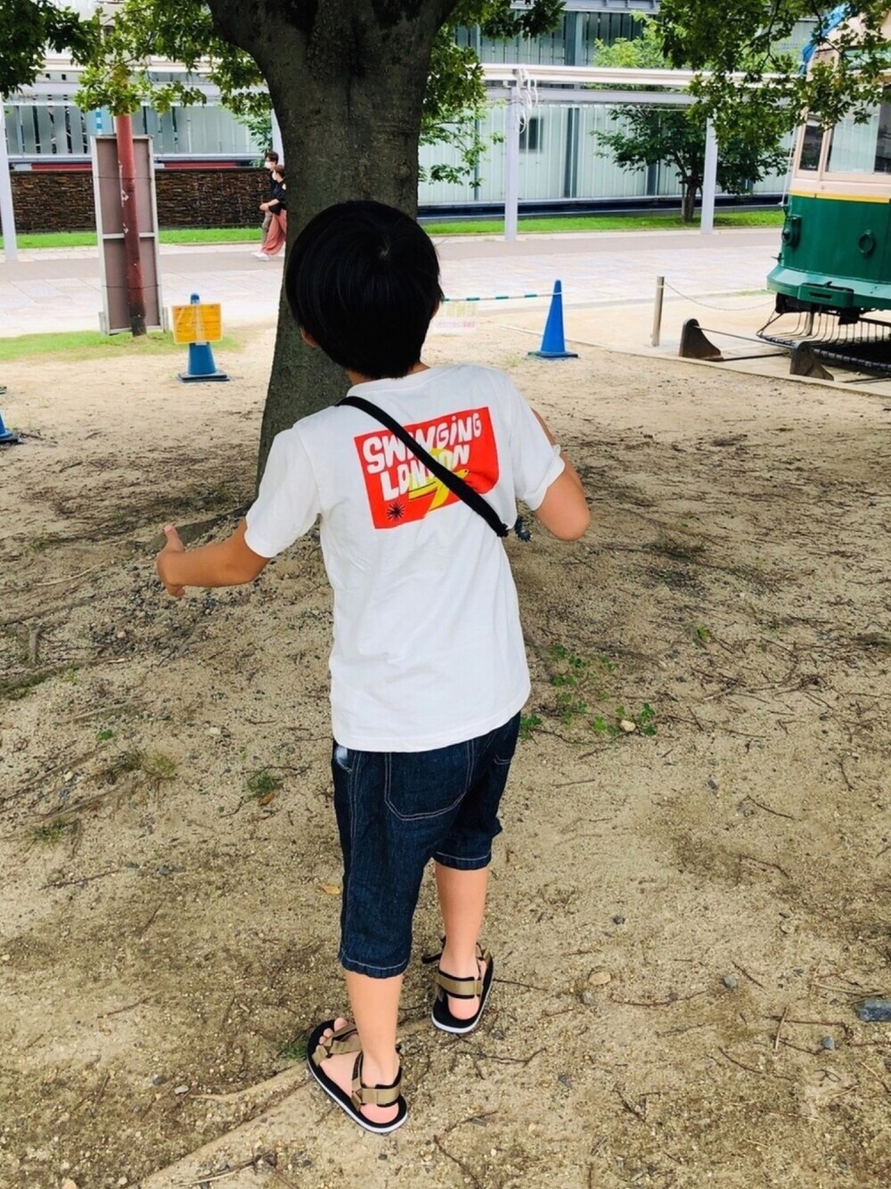 ホワイト系のTシャツ/カットソー、ブルー系のデニムパンツ、ベージュ系のサンダルを着用したキッズの夏コーディネートの1枚目の写真