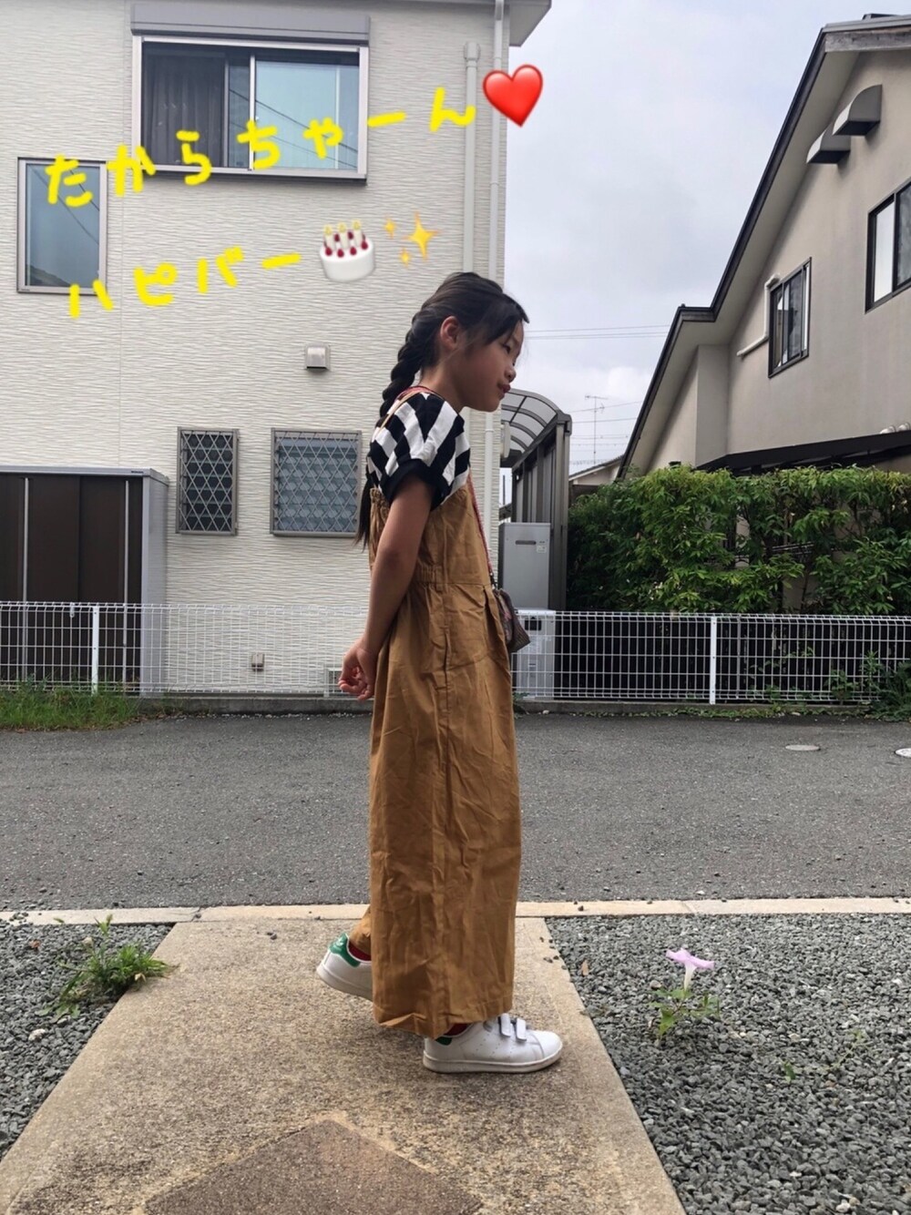 ブラック系のTシャツ/カットソー、ブラウン系のサロペット/オーバーオール、ホワイト系のスニーカーを着用したキッズの夏コーディネートの1枚目の写真
