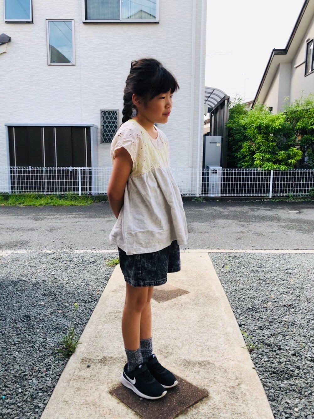 「レイヤードスタイル、むすめ服、通学すたいる、着まわしバンザイ🙌」｜「antiquaのリブタンクトップ(キッズ)（タンクトップ、イエロー系）」を使った、emi_mitoさん（キッズ・130cm）の夏コーディネートの1枚目の写真