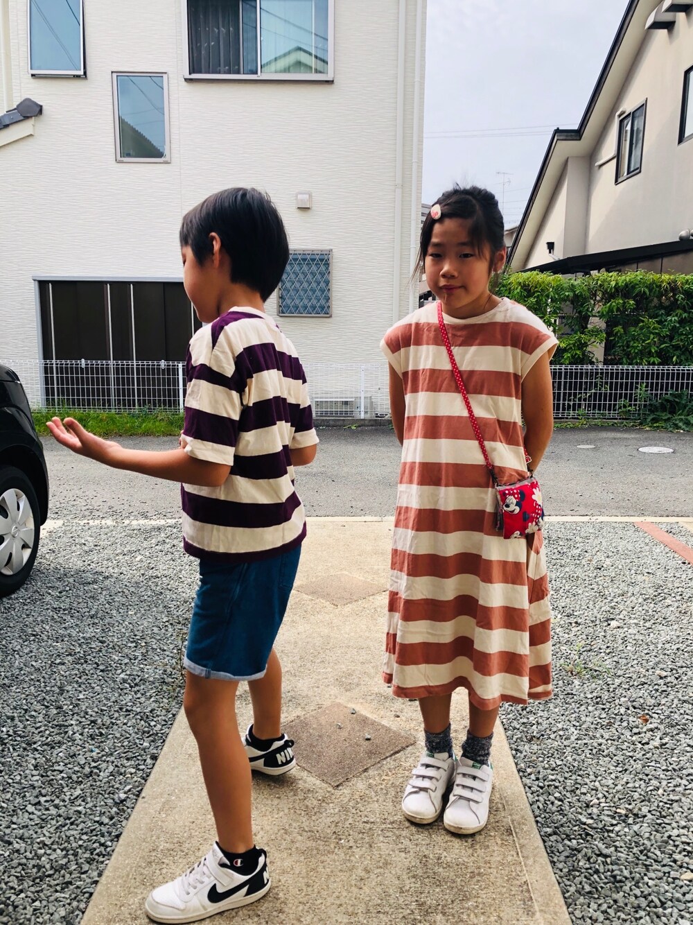 「姉と弟、リンクコーデ、イロチ買い、おそろい、はるるちゃんmade、通学すたいる、着まわしバンザイ🙌」｜「Ocean&GroundのBORDER BIG ONEPIECE（80～140cm）（ワンピース、ベージュ系）」を使った、emi_mitoさん（キッズ・130cm）の夏コーディネートの1枚目の写真