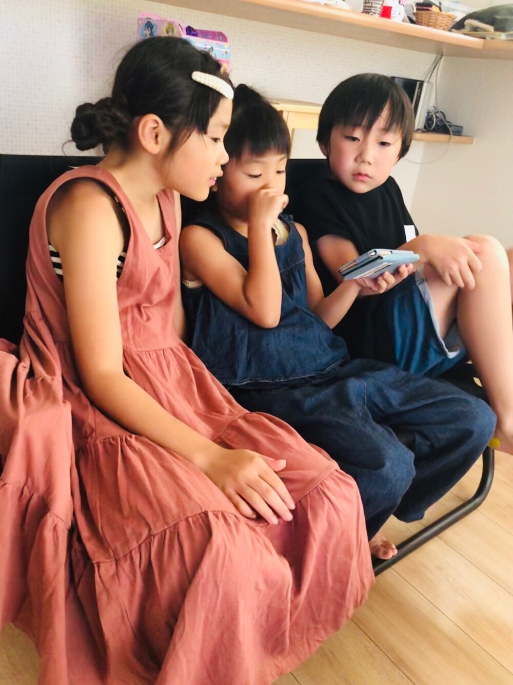 ブラック系のタンクトップ、ピンク系のワンピース、ブラック系のタンクトップを着用したキッズの夏コーディネートの1枚目の写真