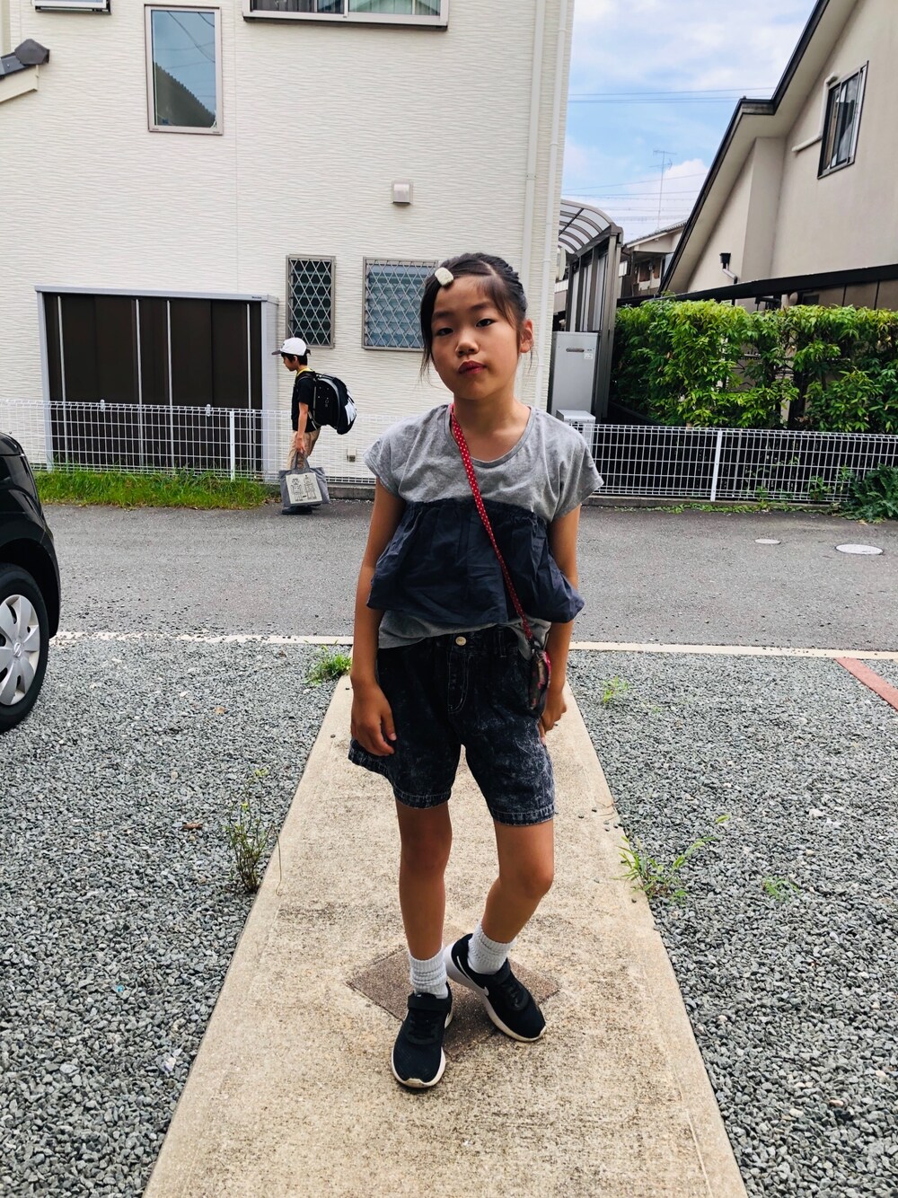 グレー系のTシャツ/カットソー、ブラック系のデニムパンツ、ブラック系のスニーカーを着用したキッズの夏コーディネートの1枚目の写真