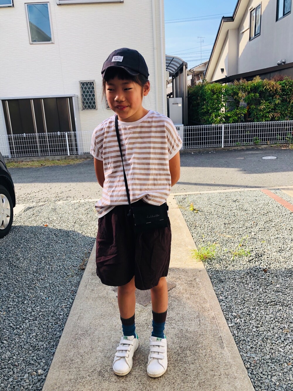 ベージュ系のTシャツ/カットソー、ブラウン系のその他パンツ、ホワイト系のスニーカーを着用したキッズの夏コーディネートの1枚目の写真