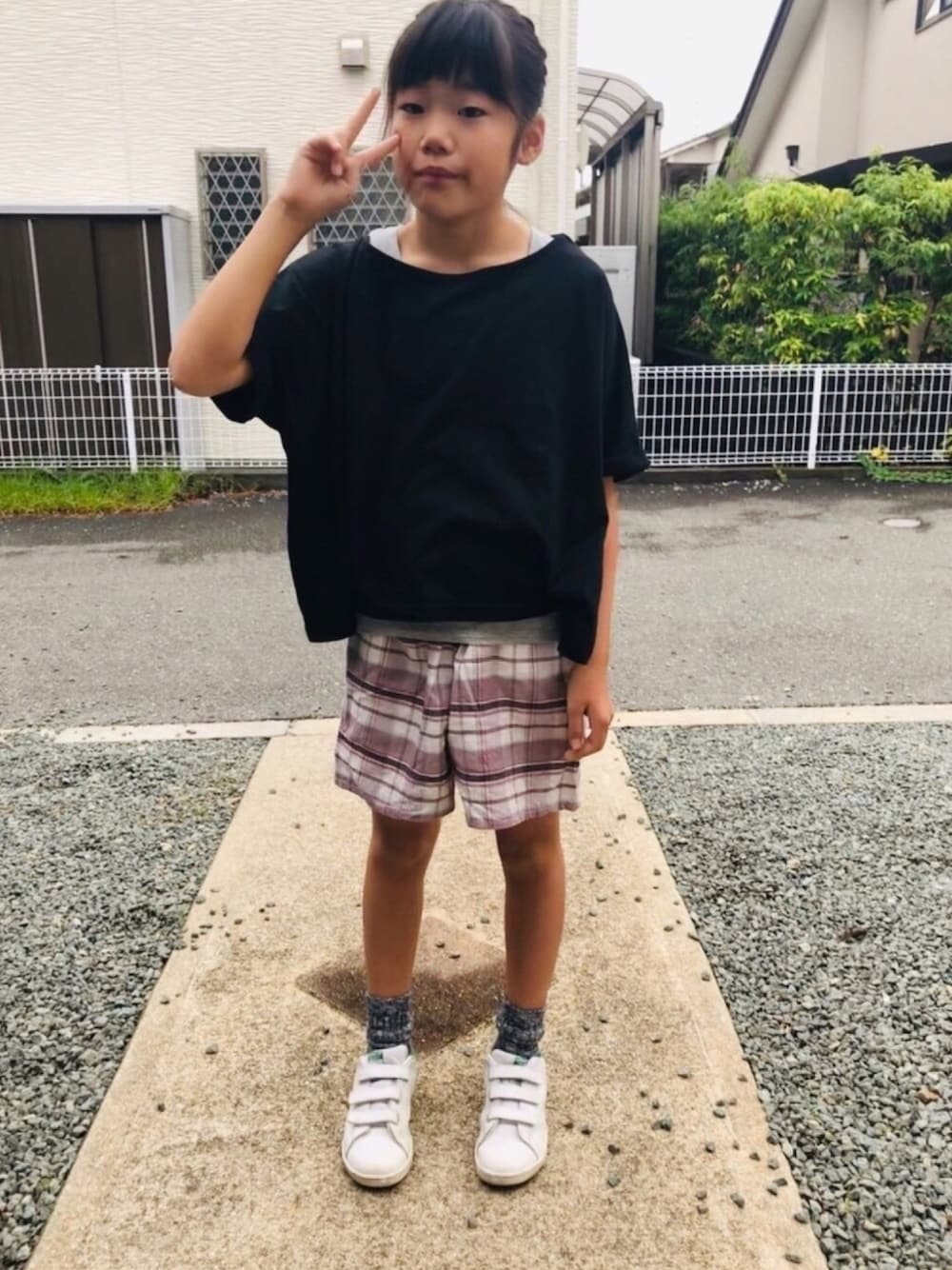 ベージュ系のその他パンツ、ブラック系のTシャツ/カットソー、グレー系のタンクトップを着用したキッズの秋コーディネートの1枚目の写真