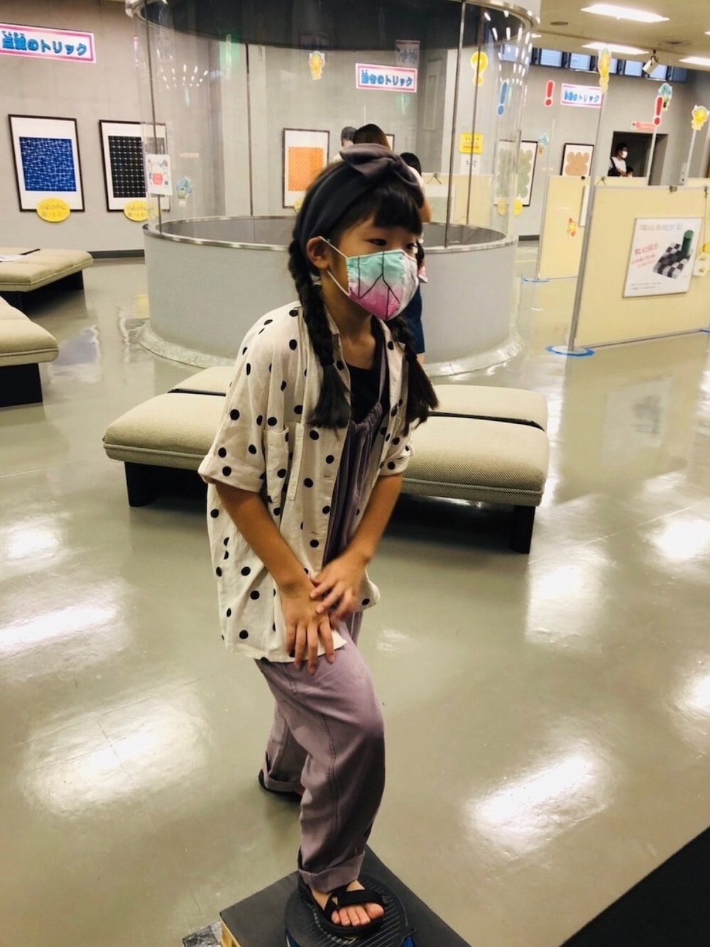 ブラック系のタンクトップ、ホワイト系のシャツ/ブラウス、パープル系のつなぎ/オールインワンを着用したキッズの秋コーディネートの1枚目の写真