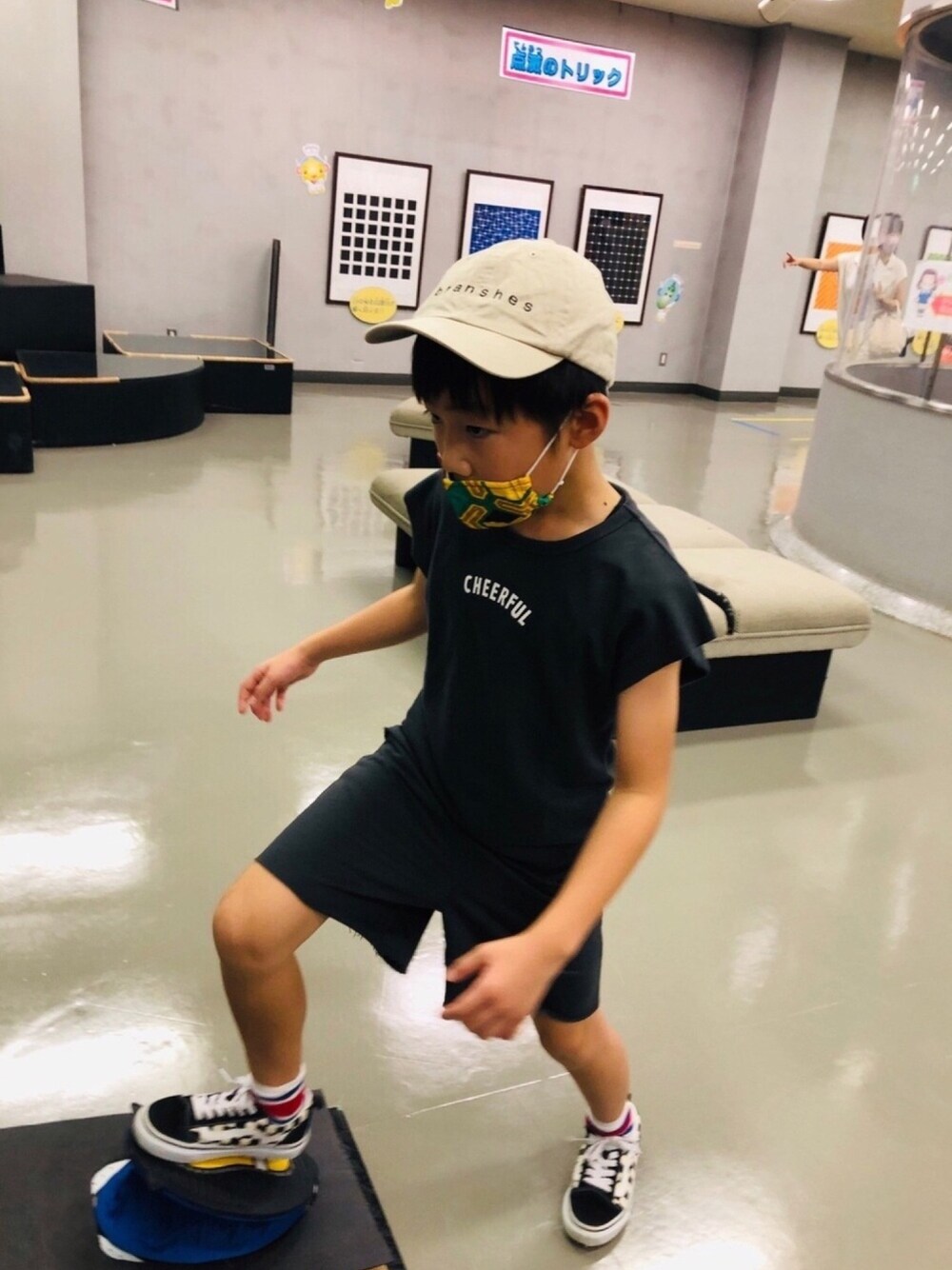 「むすこーで、お出かけスタイル、mask de fashion、セットアップ、VANS」｜「CIAOPANIC TYPYの【ZOZOTOWN限定】ミニロゴスウェットセットアップ（Tシャツ/カットソー、グレー系）」を使った、emi_mitoさん（キッズ・131cm）の秋コーディネートの1枚目の写真