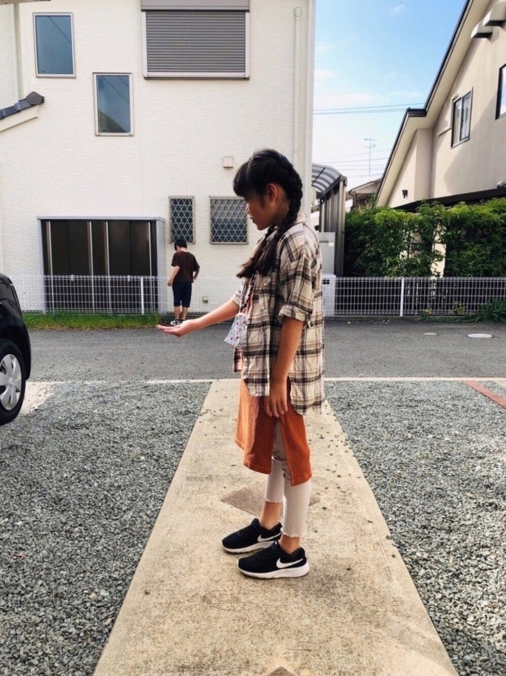 ベージュ系のシャツ/ブラウス、ブラウン系のワンピース、ブラック系のスニーカーを着用したキッズの秋コーディネートの1枚目の写真