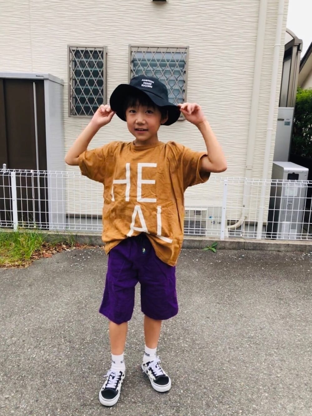 ブラウン系のTシャツ/カットソー、パープル系のその他パンツ、ブラック系のスニーカーを着用したキッズの秋コーディネートの1枚目の写真