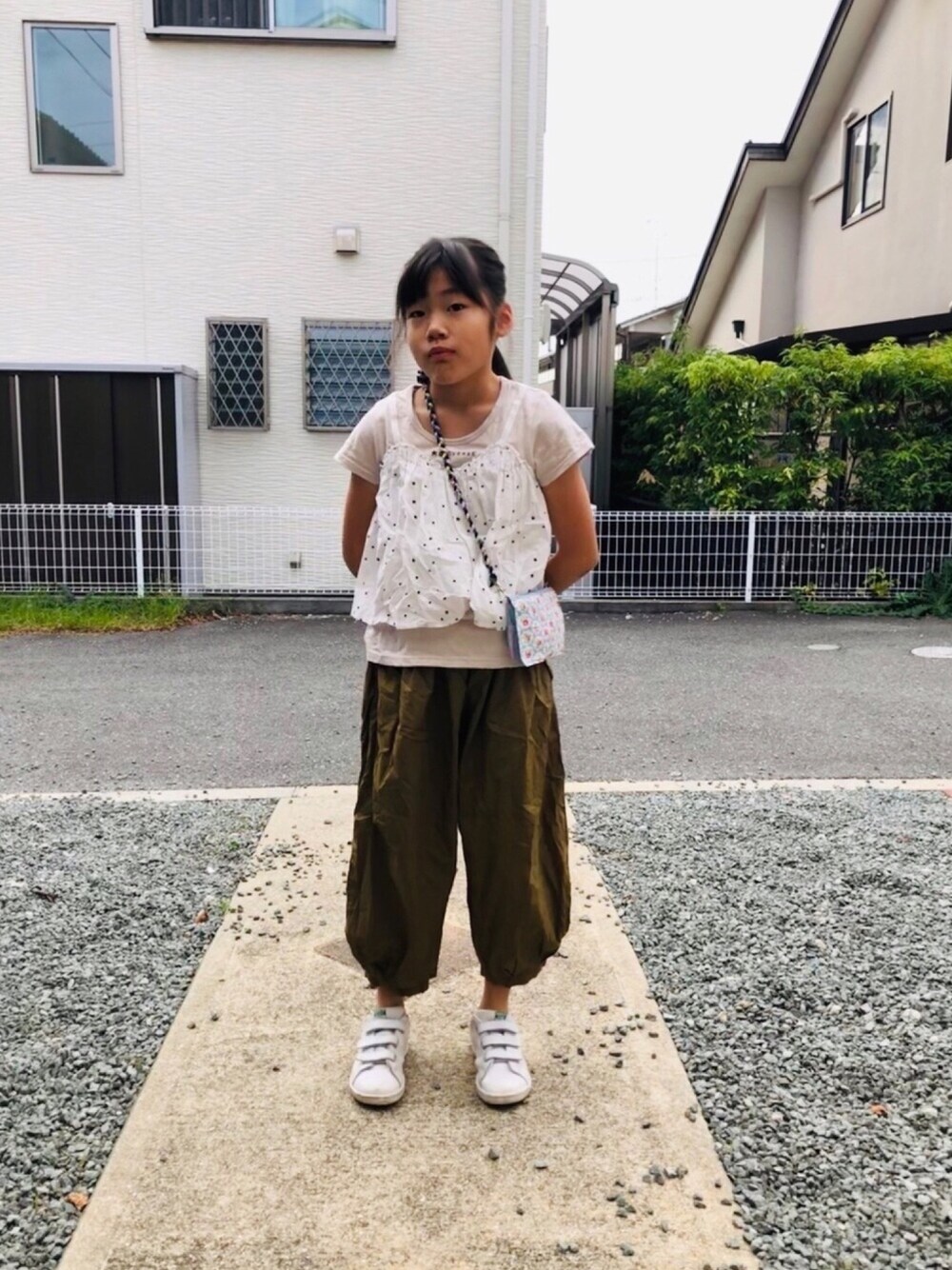 ベージュ系のTシャツ/カットソー、グリーン系のその他パンツ、その他のその他を着用したキッズの秋コーディネートの1枚目の写真