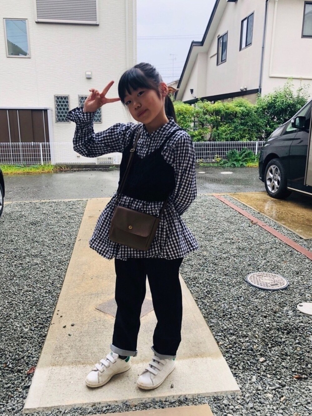 ブラック系のシャツ/ブラウス、ブルー系のデニムパンツ、ホワイト系のスニーカーを着用したキッズの秋コーディネートの1枚目の写真